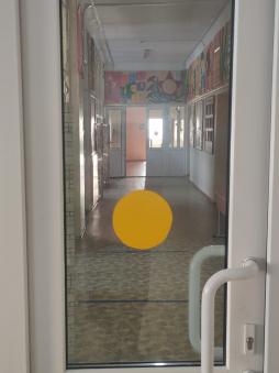 На остекленных дверях имеются предупредительные знаки для слабовидящих людей в виде двухсторонних жёлтых кругов.